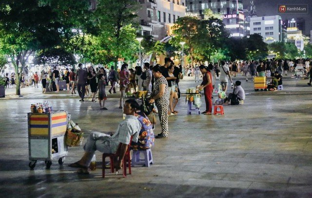 Còn đâu phố đi bộ Nguyễn Huệ: Hàng rong bủa vây, ghế nhựa tràn lan lối đi cho khách ngồi ăn uống - Ảnh 12.