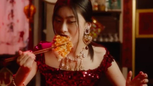 Burger King bị cáo buộc phân biệt chủng tộc khi đăng clip ăn hamburger bằng đũa kiểu Việt Nam - Ảnh 2.