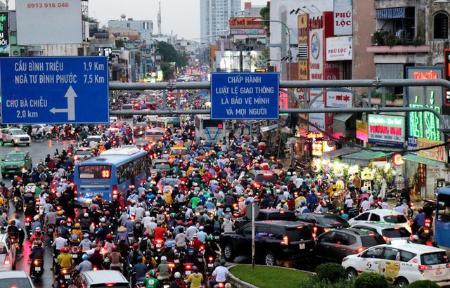 TP HCM: Hết lội nước, ngàn người tiếp tục bơ phờ bởi kẹt xe sau mưa lớn - Ảnh 1.