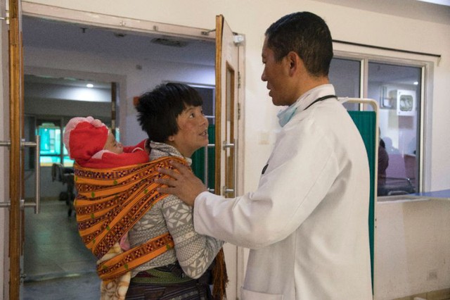 Chuyện ở Bhutan: Thủ tướng trở thành bác sĩ phẫu thuật mỗi cuối tuần - Ảnh 1.
