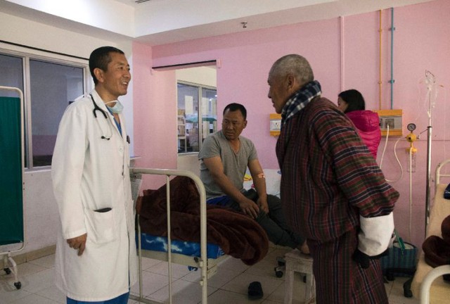 Chuyện ở Bhutan: Thủ tướng trở thành bác sĩ phẫu thuật mỗi cuối tuần - Ảnh 2.