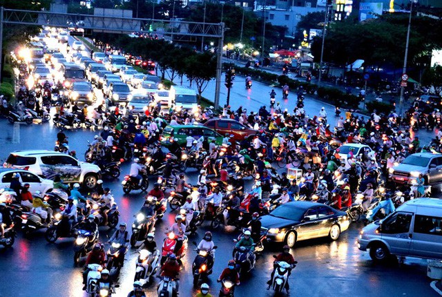 TP HCM: Hết lội nước, ngàn người tiếp tục bơ phờ bởi kẹt xe sau mưa lớn - Ảnh 9.
