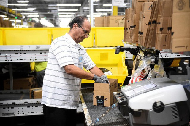 Amazon triển khai máy đóng hàng: nhanh gấp 5 người, 2 máy thay được 24 nhân sự, hoàn vốn sau 2 năm, giá 1 triệu đô/máy - Ảnh 4.