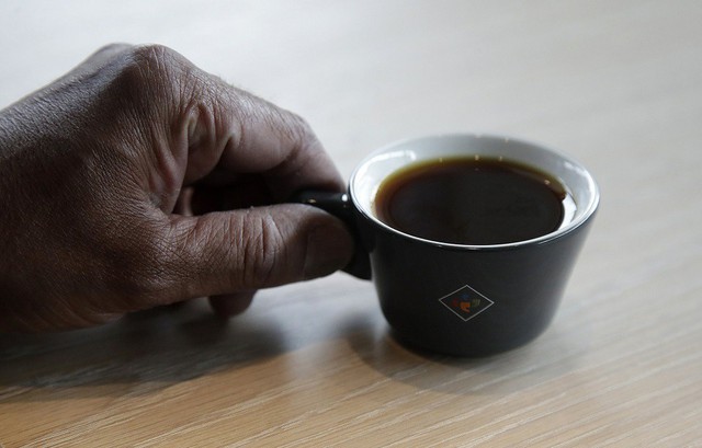 Soi tách cà phê đắt nhất thế giới giá 1,7 triệu đồng - Ảnh 1.