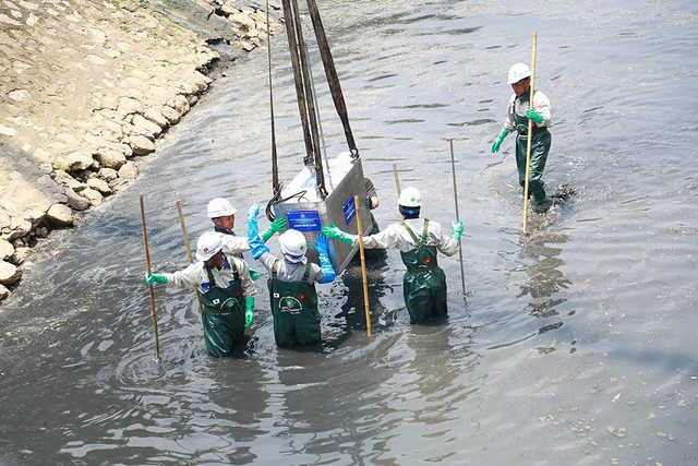 Chuyên gia Nhật giữa trưa lội nước, sông Tô Lịch chờ đón điều bất ngờ - Ảnh 11.