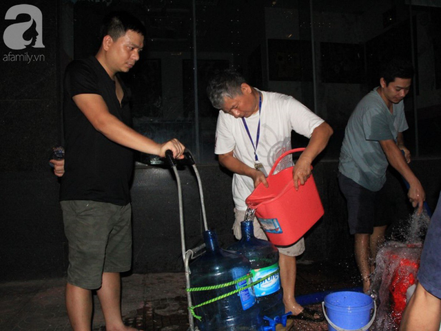 Hà Nội: Giữa đợt nắng nóng đỉnh điểm, 200 hộ dân chung cư nhốn nháo vì mất nước sinh hoạt - Ảnh 9.