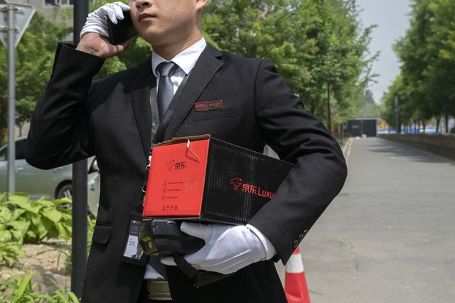 Khám phá dịch vụ mua hàng xa xỉ qua mạng tại Trung Quốc: Shipper đi Mẹc, mặc suit, đeo găng trắng, giao hàng giống như tiến hành một nghi lễ - Ảnh 1.