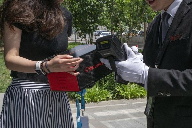 Khám phá dịch vụ mua hàng xa xỉ qua mạng tại Trung Quốc: Shipper đi Mẹc, mặc suit, đeo găng trắng, giao hàng giống như tiến hành một nghi lễ - Ảnh 2.