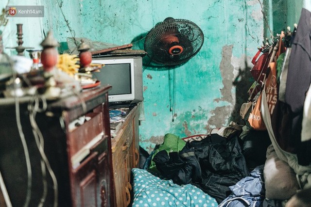 Đời buồn của cụ bà bán hàng rong sống cạnh nhà vệ sinh công cộng ở Hà Nội: Ngày xưa lăn lộn nuôi con, nhưng chúng nó lần lượt ra đi hết rồi... - Ảnh 4.