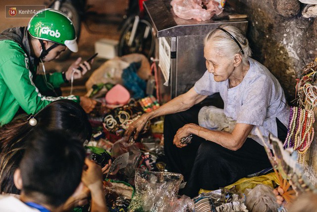 Đời buồn của cụ bà bán hàng rong sống cạnh nhà vệ sinh công cộng ở Hà Nội: Ngày xưa lăn lộn nuôi con, nhưng chúng nó lần lượt ra đi hết rồi... - Ảnh 14.