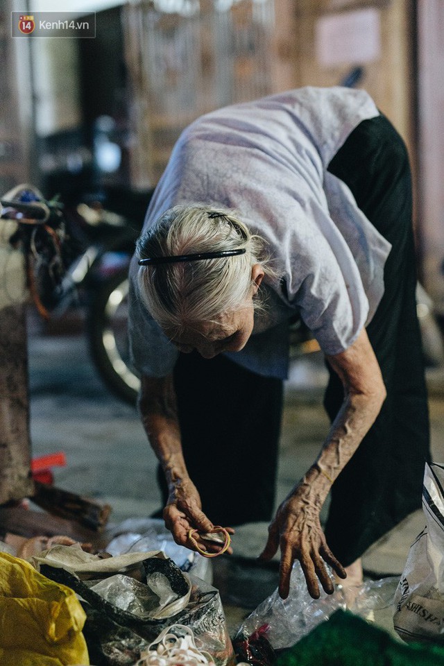 Đời buồn của cụ bà bán hàng rong sống cạnh nhà vệ sinh công cộng ở Hà Nội: Ngày xưa lăn lộn nuôi con, nhưng chúng nó lần lượt ra đi hết rồi... - Ảnh 19.