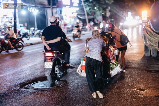 Đời buồn của cụ bà bán hàng rong sống cạnh nhà vệ sinh công cộng ở Hà Nội: Ngày xưa lăn lộn nuôi con, nhưng chúng nó lần lượt ra đi hết rồi... - Ảnh 21.