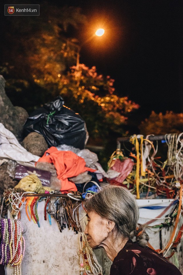 Đời buồn của cụ bà bán hàng rong sống cạnh nhà vệ sinh công cộng ở Hà Nội: Ngày xưa lăn lộn nuôi con, nhưng chúng nó lần lượt ra đi hết rồi... - Ảnh 16.