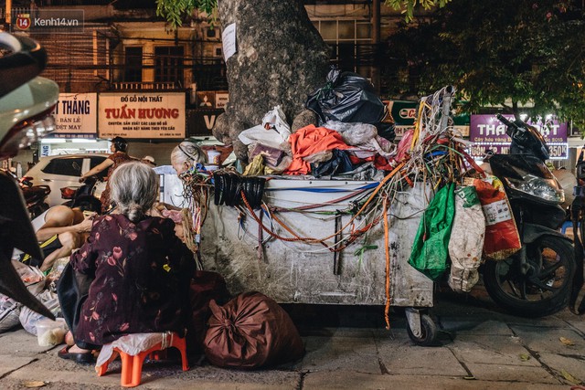 Đời buồn của cụ bà bán hàng rong sống cạnh nhà vệ sinh công cộng ở Hà Nội: Ngày xưa lăn lộn nuôi con, nhưng chúng nó lần lượt ra đi hết rồi... - Ảnh 17.