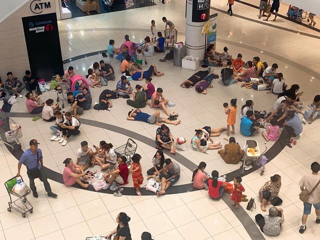 Nhiều người Hà Nội vào nằm ngồi la liệt để tránh nóng, Aeon Mall lập tức bổ sung thêm bàn ghế để phục vụ khách hàng - Ảnh 1.