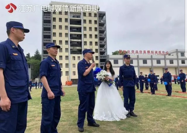 700 lính cứu hỏa Trung Quốc xếp hình trái tim trong đám cưới của đồng đội - Ảnh 4.