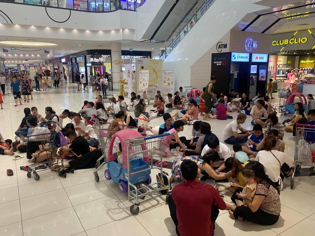 Nhiều người Hà Nội vào nằm ngồi la liệt để tránh nóng, Aeon Mall lập tức bổ sung thêm bàn ghế để phục vụ khách hàng - Ảnh 4.