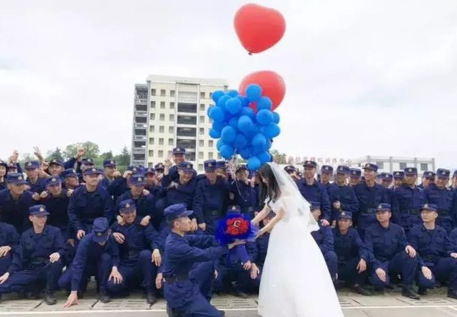 700 lính cứu hỏa Trung Quốc xếp hình trái tim trong đám cưới của đồng đội - Ảnh 5.