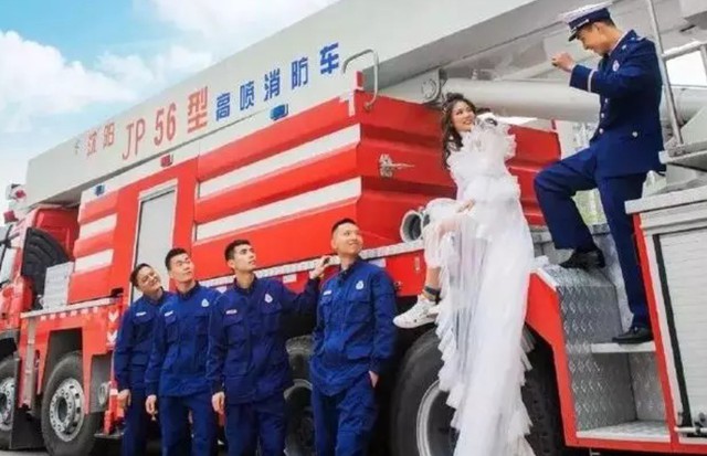 700 lính cứu hỏa Trung Quốc xếp hình trái tim trong đám cưới của đồng đội - Ảnh 7.