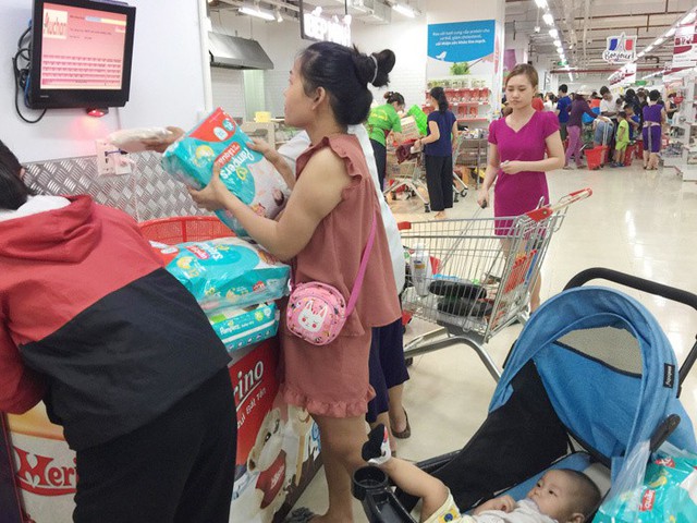 Vỡ trận bán tháo: Dân đổ xô tranh nhau vét sạch kệ siêu thị - Ảnh 2.
