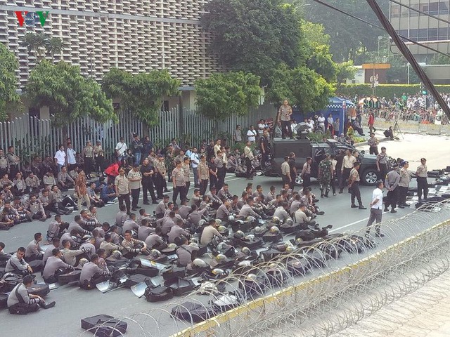 Người biểu tình đổ về thủ đô, Jakarta cảnh báo an ninh cấp độ 1 - Ảnh 1.