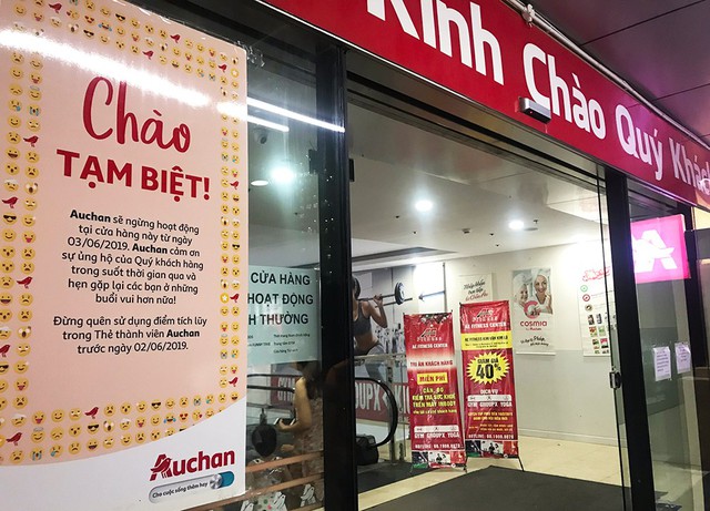 [Ảnh] Auchan xả hàng đóng cửa, khách ùn ứ chờ thanh toán - Ảnh 1.