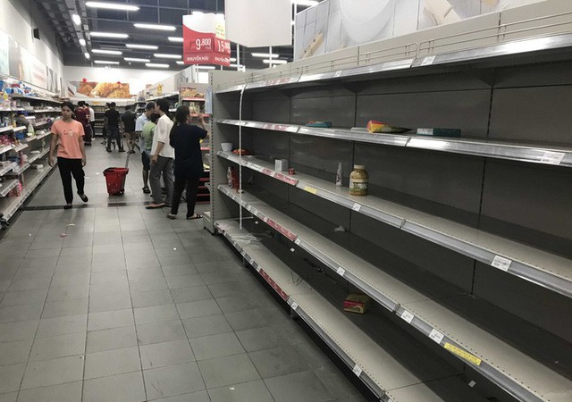 Nhân viên Auchan muốn khóc nhìn khách vừa mua, vừa ăn, vừa phá hàng hóa trong siêu thị - Ảnh 4.