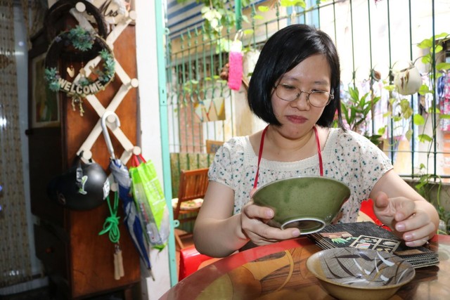 Một vòng du lịch quanh Sài Gòn: Quán cà phê handmade trong con hẻm tĩnh lặng dành cho những tín đồ ưa thích nghệ thuật - Ảnh 12.