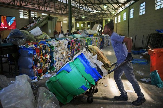 Chuyện ở quốc gia thải nhựa nhiều thứ 4 thế giới: Gần như không tái chế gì - Ảnh 2.