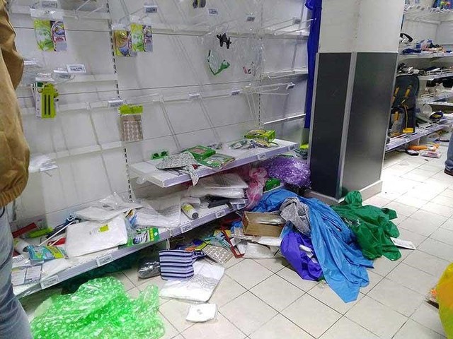 ‘Tàn phá’ siêu thị Auchan: Người tiêu dùng thua cuộc - Ảnh 2.