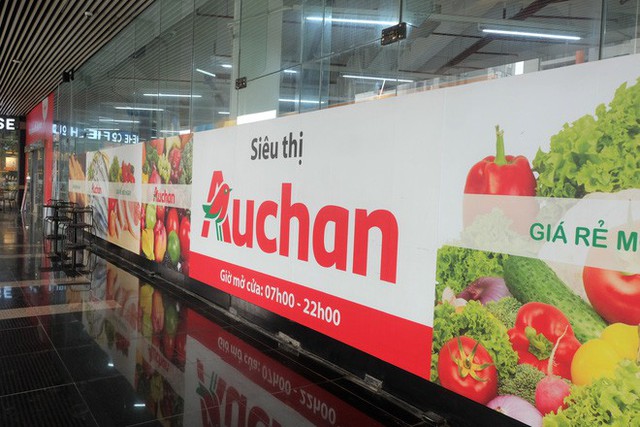  Siêu thị Auchan vắng vẻ, lặng lẽ tháo các kệ hàng sau bão giảm giá - Ảnh 16.
