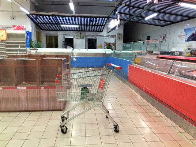  Siêu thị Auchan vắng vẻ, lặng lẽ tháo các kệ hàng sau bão giảm giá - Ảnh 6.