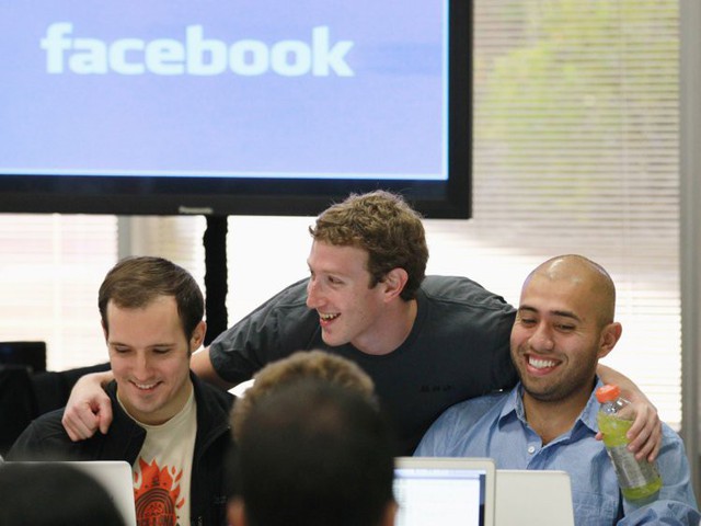 Khối tài sản khủng lên tới 70 tỷ USD của ông trùm Facebook lớn cỡ nào? - Ảnh 1. Khối tài sản khủng lên tới 70 tỷ USD của ông trùm Facebook lớn cỡ nào? - Ảnh 1.