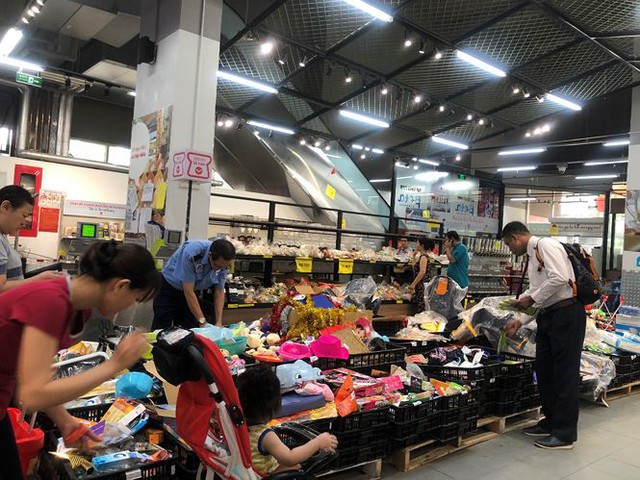 Hình ảnh siêu thị Auchan sau nhiều ngày tháo khoán rút khỏi Việt Nam - Ảnh 2.