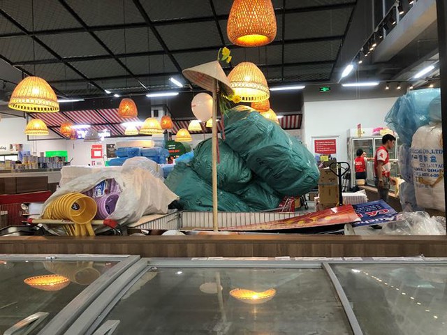 Hình ảnh siêu thị Auchan sau nhiều ngày tháo khoán rút khỏi Việt Nam - Ảnh 13.