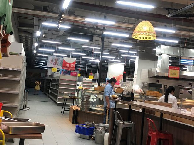 Hình ảnh siêu thị Auchan sau nhiều ngày tháo khoán rút khỏi Việt Nam - Ảnh 10.