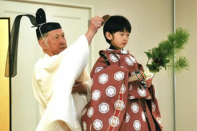 Hoàng tử bé Hisahito: Người thừa kế cuối cùng của Hoàng gia Nhật, được nuôi dạy một cách “khác người” nhưng dân chúng lại đồng tình ủng hộ - Ảnh 2.