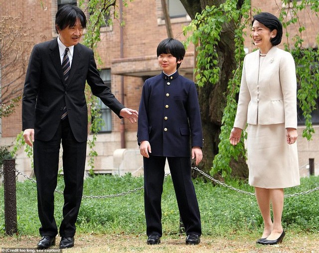 Hoàng tử bé Hisahito: Người thừa kế cuối cùng của Hoàng gia Nhật, được nuôi dạy một cách “khác người” nhưng dân chúng lại đồng tình ủng hộ - Ảnh 4.