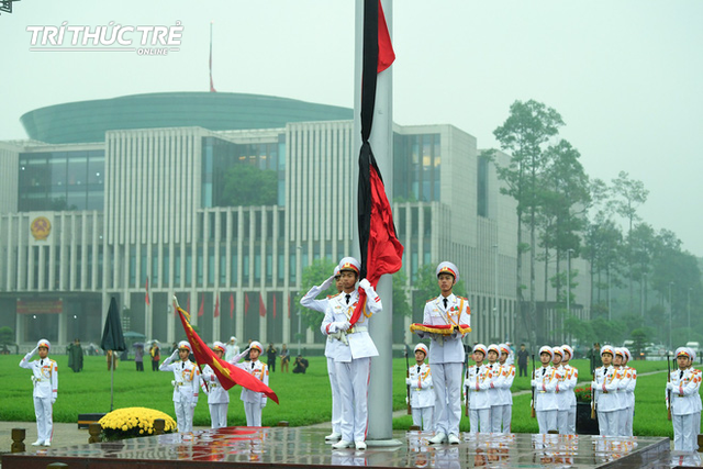 [ẢNH] Lễ thượng cờ rủ Quốc tang cố Chủ tịch nước Lê Đức Anh trong mưa - Ảnh 9.