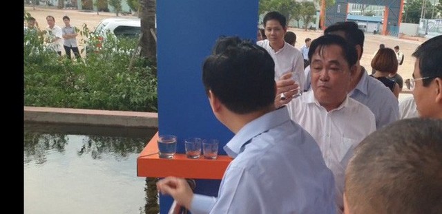 Ông Dũng lò vôi uống nước thải đã xử lý trước mặt Bộ trưởng TN-MT - Ảnh 10.