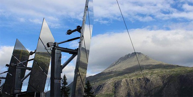 5 tháng trong năm tối như hũ nút, thị trấn Na Uy chi 13 tỷ lắp gương trên núi để phản chiếu ánh mặt trời - Ảnh 7.