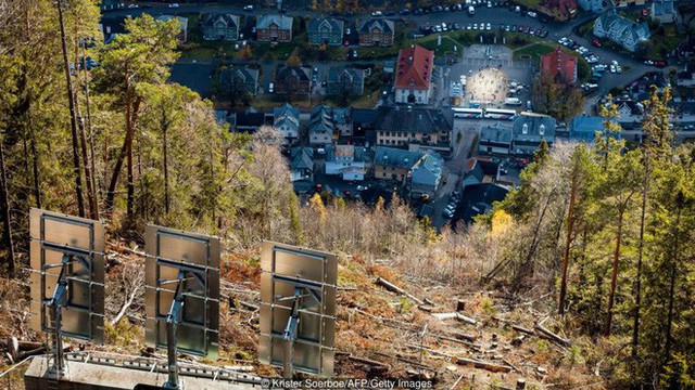 5 tháng trong năm tối như hũ nút, thị trấn Na Uy chi 13 tỷ lắp gương trên núi để phản chiếu ánh mặt trời - Ảnh 10.