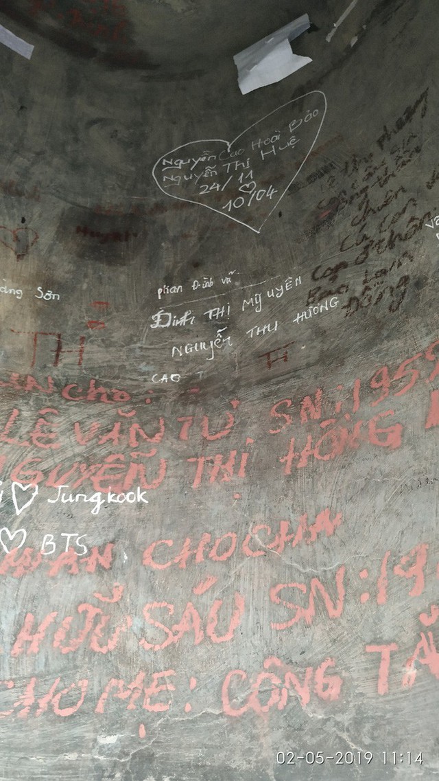 Dòng chữ Robinson xuất hiện trên hàng loạt mỏm đá ở bãi biển Bình Định, dân mạng bức xúc tìm danh tính người vẽ bậy - Ảnh 4.