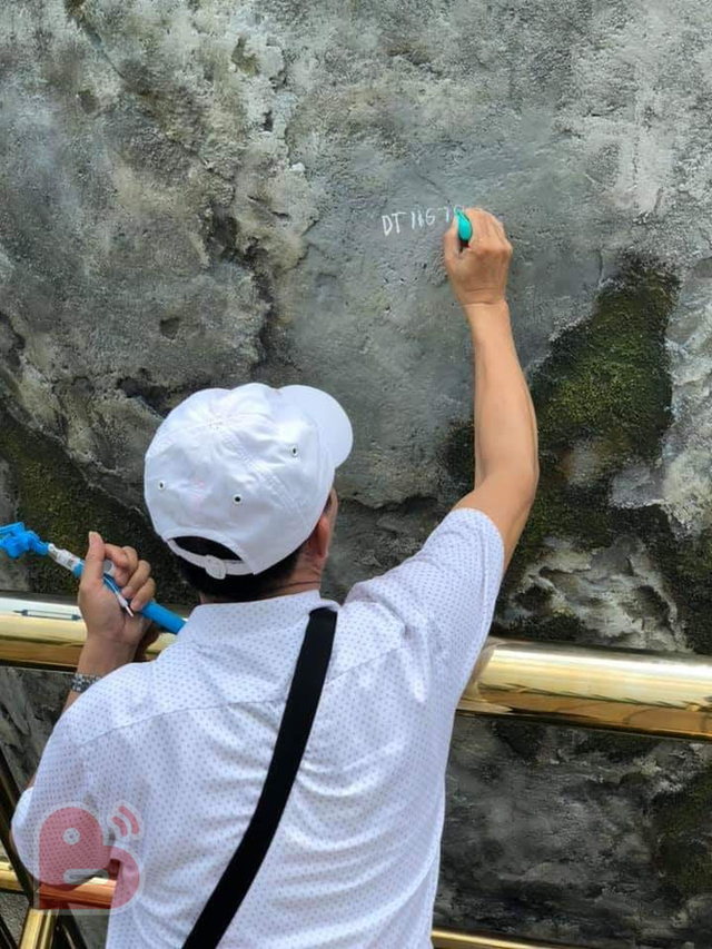 Dòng chữ Robinson xuất hiện trên hàng loạt mỏm đá ở bãi biển Bình Định, dân mạng bức xúc tìm danh tính người vẽ bậy - Ảnh 6.