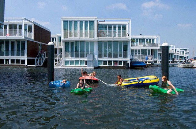Chiêm ngưỡng cả trăm ngôi nhà được xây nổi trên mặt nước: Quần thể kiến trúc đáng tự hào của Amsterdam - Ảnh 8.
