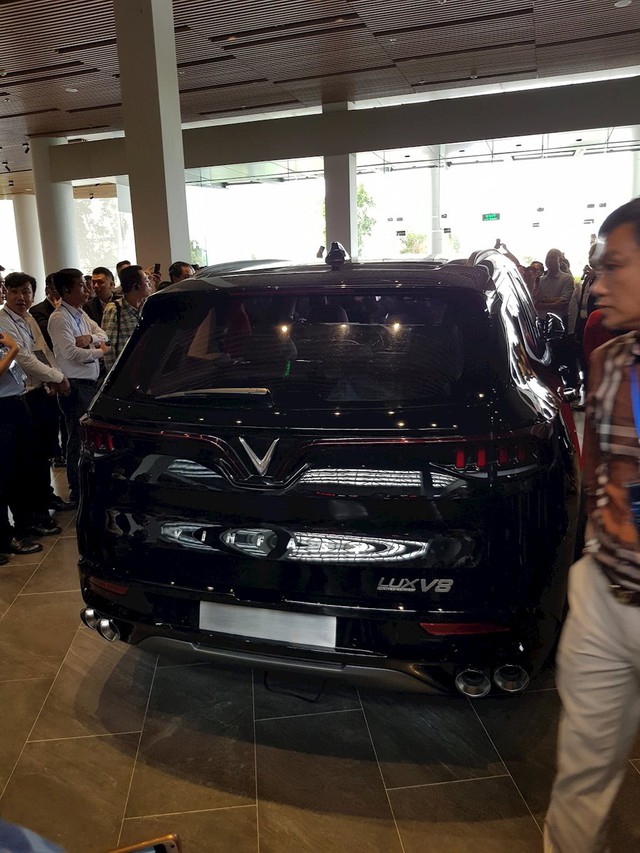 VinFast bất ngờ đưa xe SUV Lux V8 về Việt Nam - Ảnh 3.