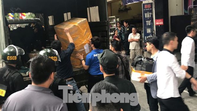 Bộ Công an khám xét chuỗi cửa hàng Nhật Cường mobile - Ảnh 12. Bộ Công an khám xét chuỗi cửa hàng Nhật Cường mobile - Ảnh 12.