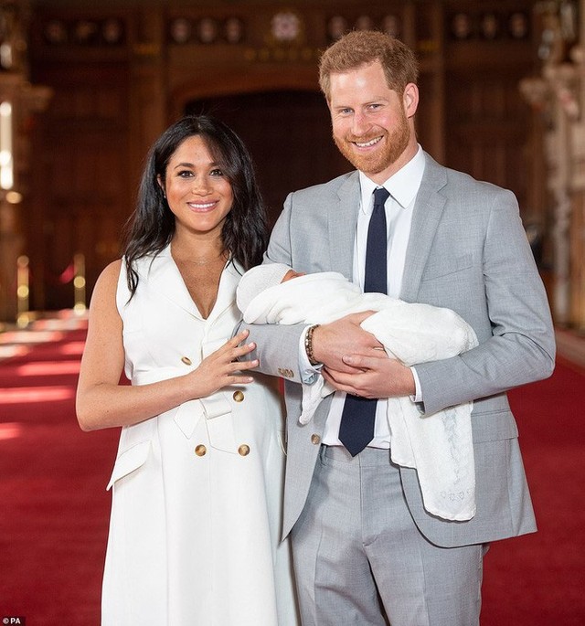 Vợ chồng hoàng tử Harry cùng con trai đầu lòng lần đầu tiên xuất hiện trước công chúng - Ảnh 3.