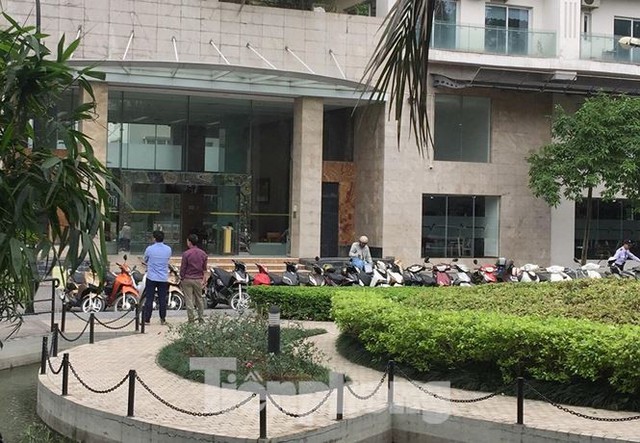 Bộ Công an khám xét chuỗi cửa hàng Nhật Cường mobile - Ảnh 4. Bộ Công an khám xét chuỗi cửa hàng Nhật Cường mobile - Ảnh 4.