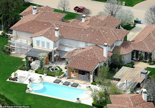 Biết nhà Kardashian giàu nhưng ai ngờ giàu đến độ này: Thầu hẳn khu đất khổng lồ xây 6 biệt thự trăm tỉ chỉ vì 1 lý do đơn giản - Ảnh 8.